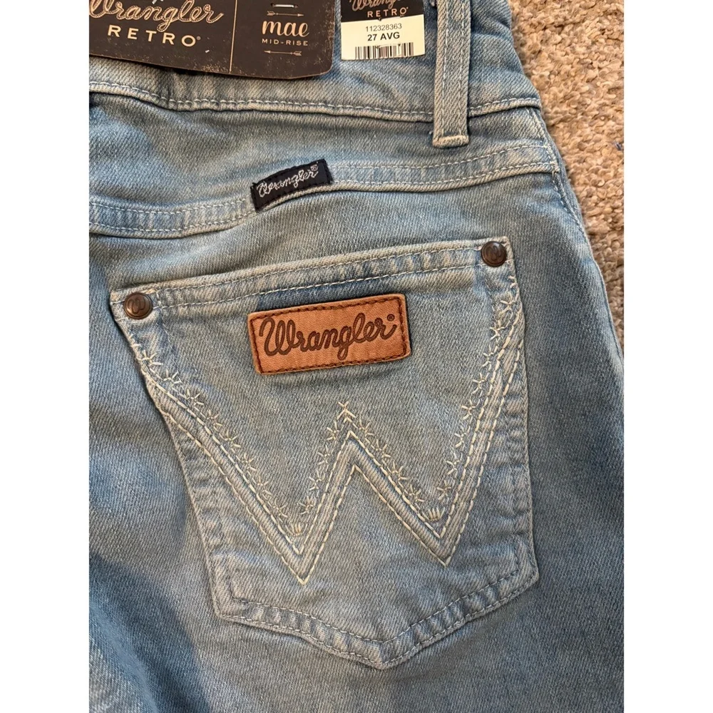 Wrangler Retro | Mae Denim Mid-Rise Shorts (Light Wash, 99% Cotton) - Picture 6 of 9